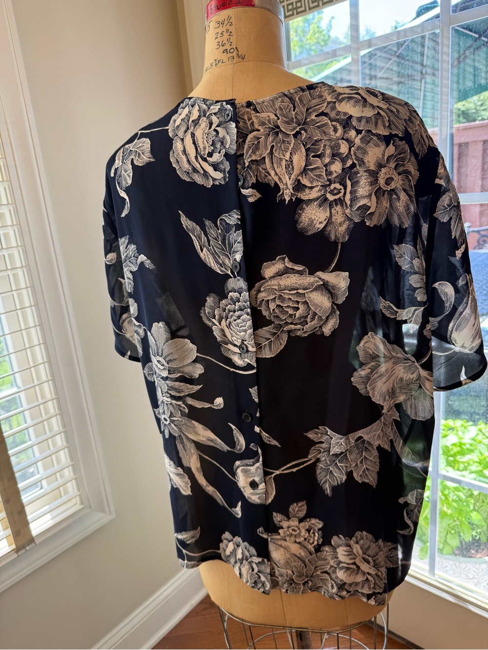 Linda Allard Ellen Tracy Silk Navy and Cream Floral Blouse Size 16 - Picture 2 of 5